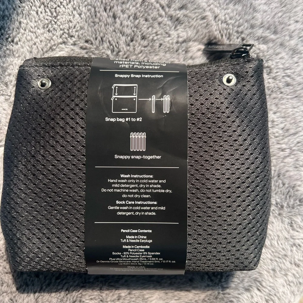 CARAA JetBlue-Mint Amenities Travel Pouch: Dr.Dennis Gross Plus Ultra Socks NEW - Picture 2 of 2